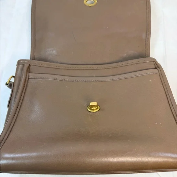 Coach Vintage Court Taupe Brown Leather 9870 Hangtag Brass Crossbody Strap Slots - Picture 11 of 16